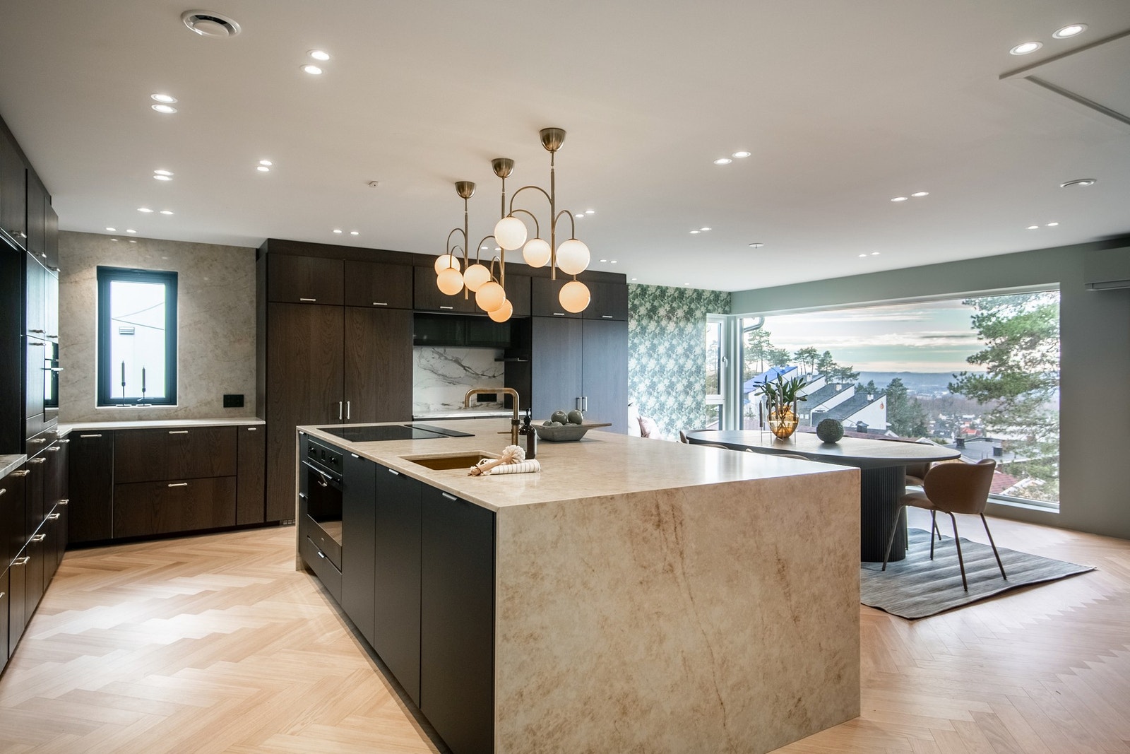 Det er vannbåren gulvvarme i hele boligen, med unntak av teknisk rom. Galleribilde