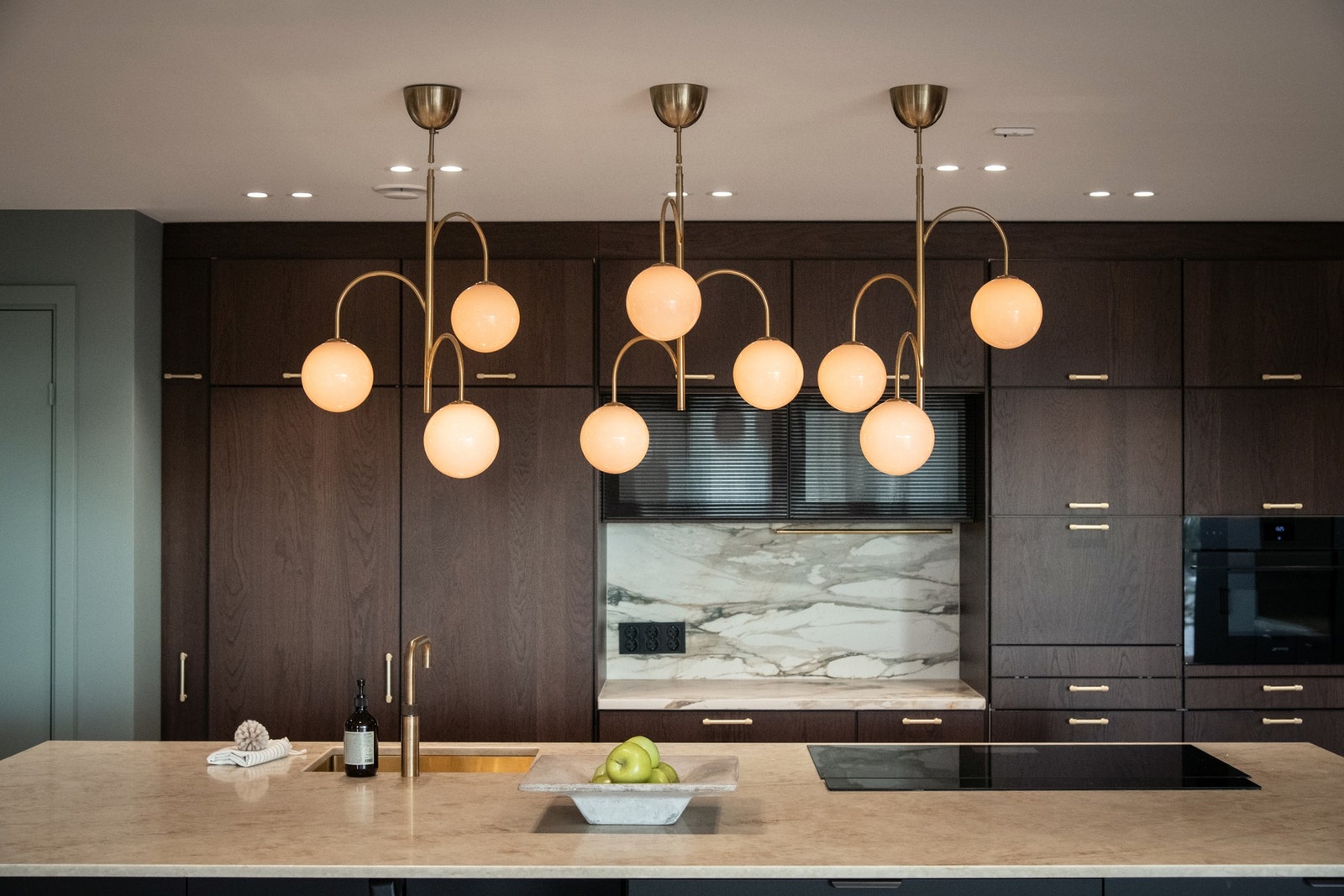 Innredningen fra Ikea og Kvik har glatte fronter og er kombinert med benkeplater i stein og keramikk. Galleribilde