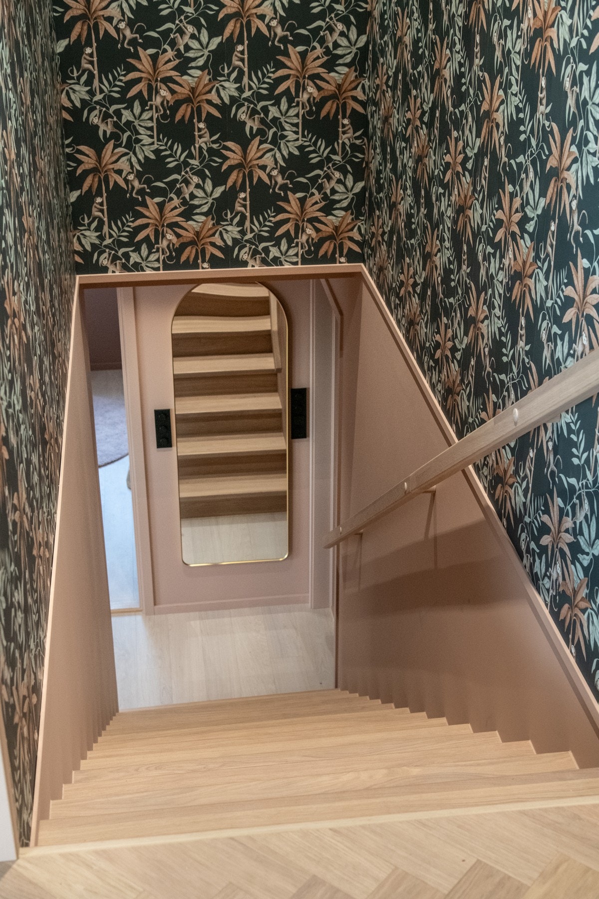 Vegger og himlinger er malt eller tapetsert i moderne fargetoner. Galleribilde