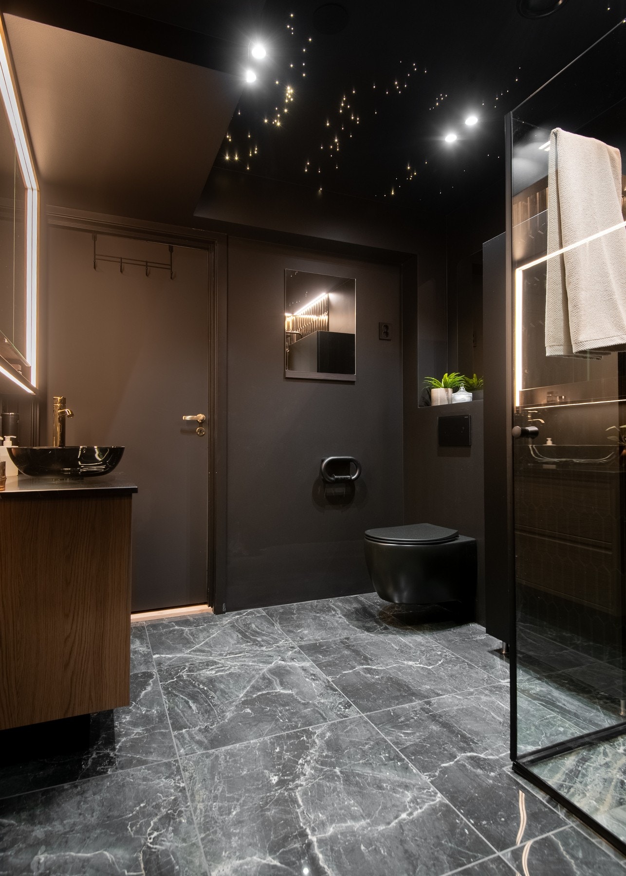 Renovert bad i 2025 hvor gulv og våtsoner er flislagt, mens øvrige flater består av malte plater. Galleribilde