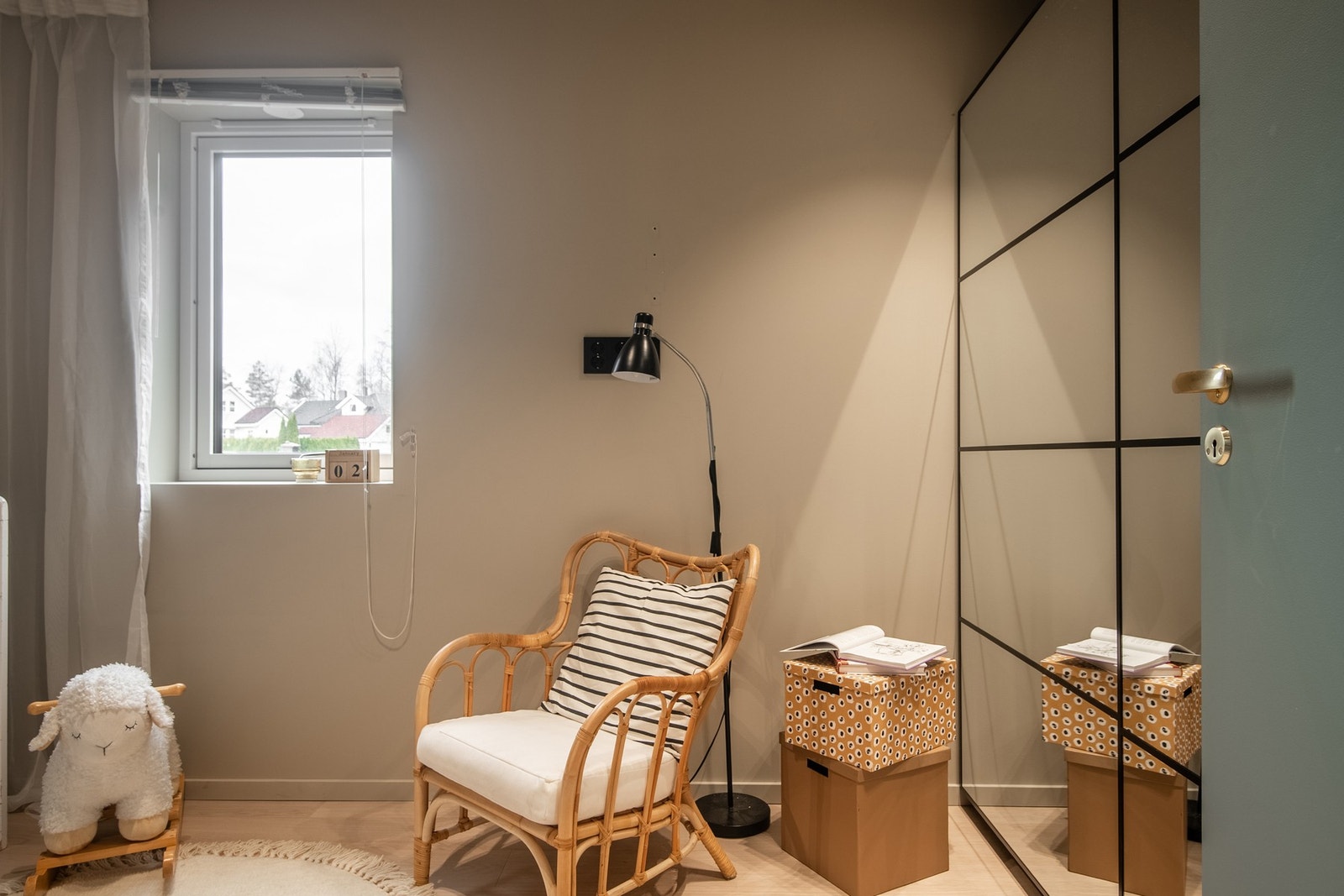 Det andre soverommet har enstavs parkett, delikate fargevalg på veggene og skyvedørsgarderobe. Galleribilde