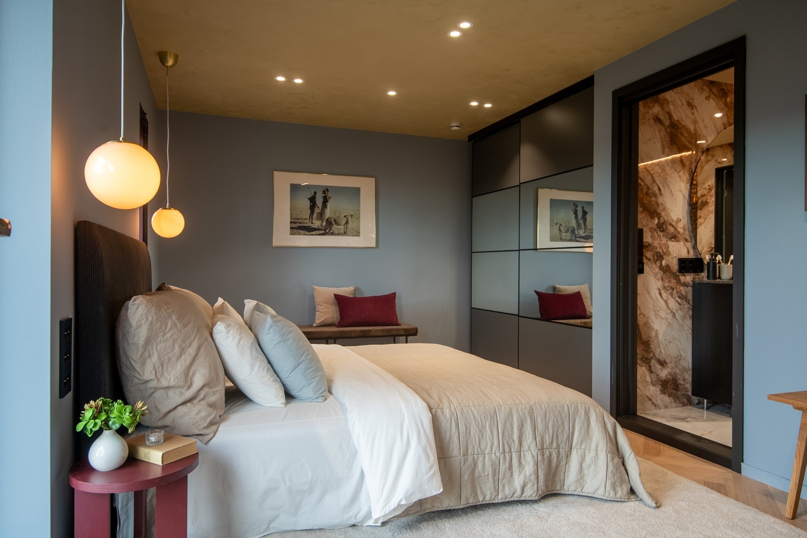 Hovedsoverommet har fiskebeinsparkett, blåmalte vegger og romslig skyvedørsgarderobe. Galleribilde