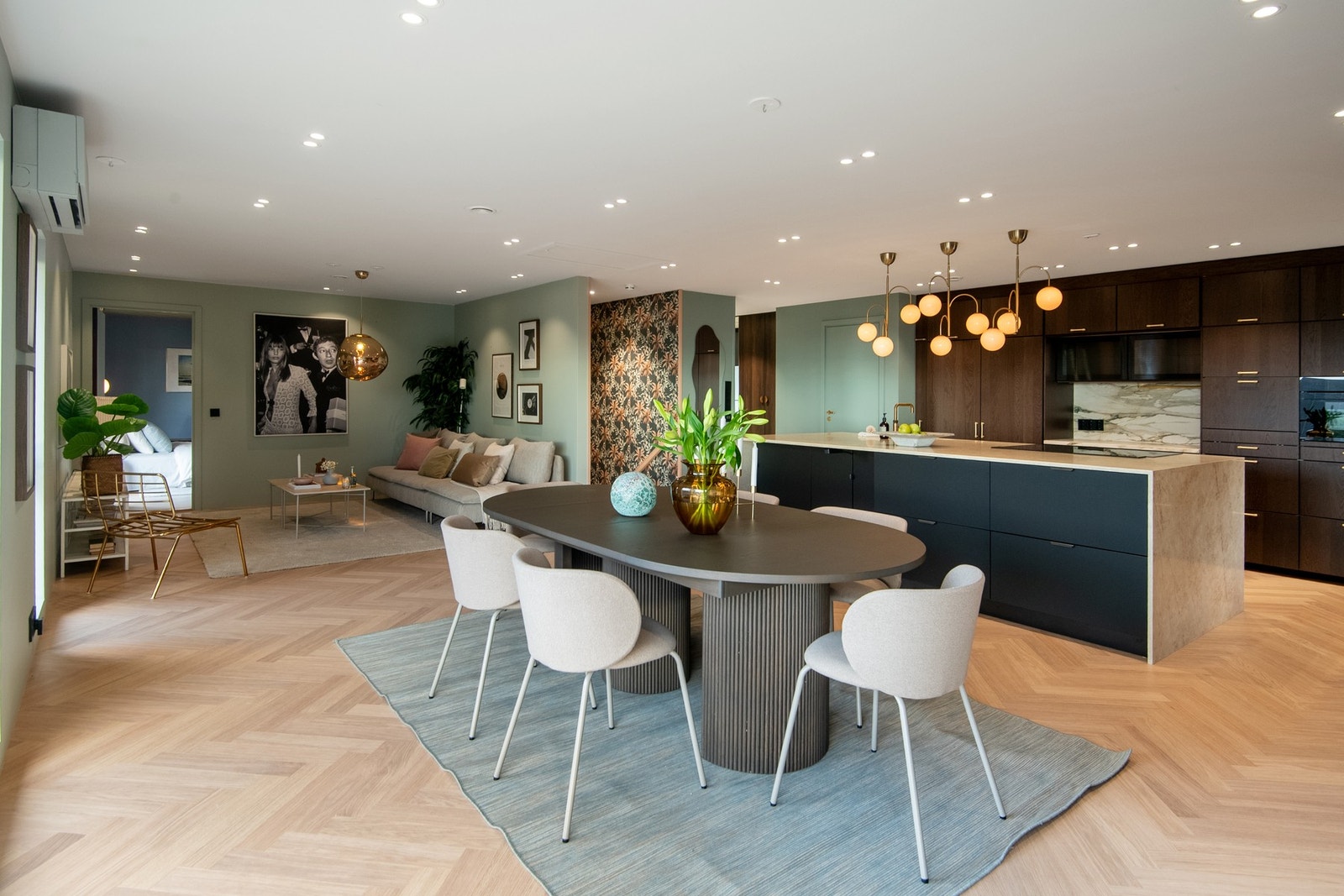 Boligen er opprinnelig oppført i 1971, men renovert i 2025 med en stilren og eksklusiv utførelse som kombinerer moderne komfort med tidløst design. Galleribilde