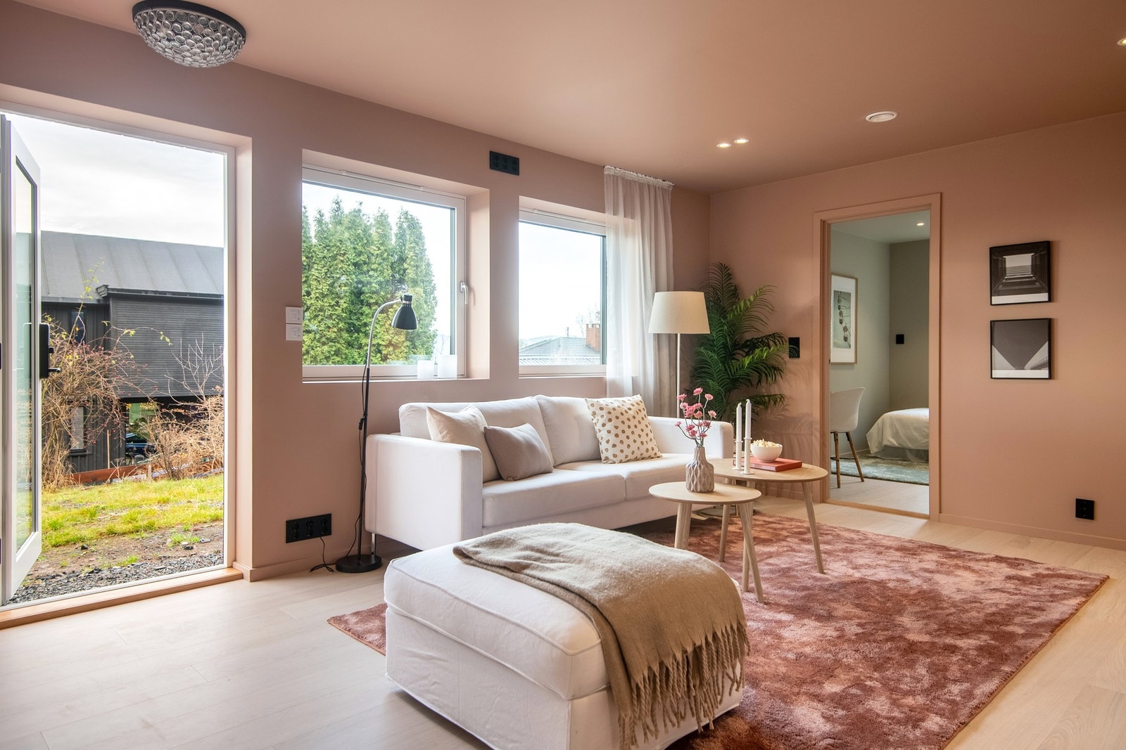 Flere vindusflater slipper inn godt med dagslys, og rommet har direkte utgang til hagen. Galleribilde