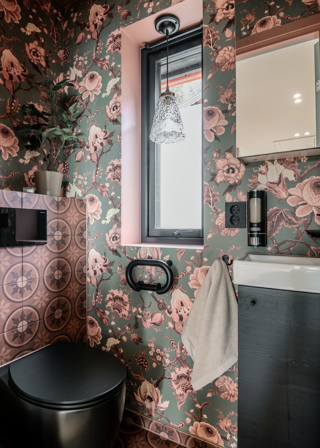 Flott toalettrom med servant, veggmontert toalett og baderomsinnredning. Galleribilde