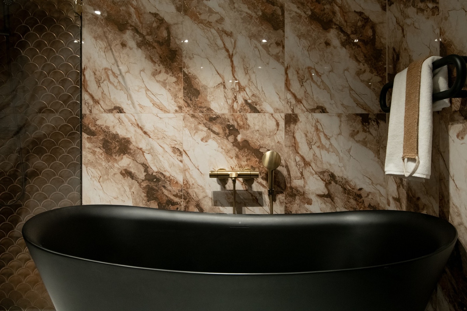 Overflatene er helfliset i delikate farger som gir en rolig og eksklusiv atmosfære. Galleribilde