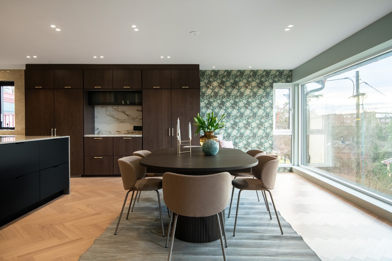 Stue og kjøkken er utformet som et åpent og sosialt allrom med god takhøyde, store vindusflater og rikelig med naturlig lys. Galleribilde