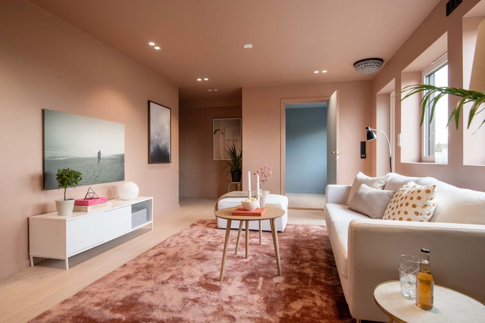 Kjellerstuen er romslig og innbydende, med malte flater i både vegger og tak i samme fargetone, noe som gir et harmonisk uttrykk. Galleribilde