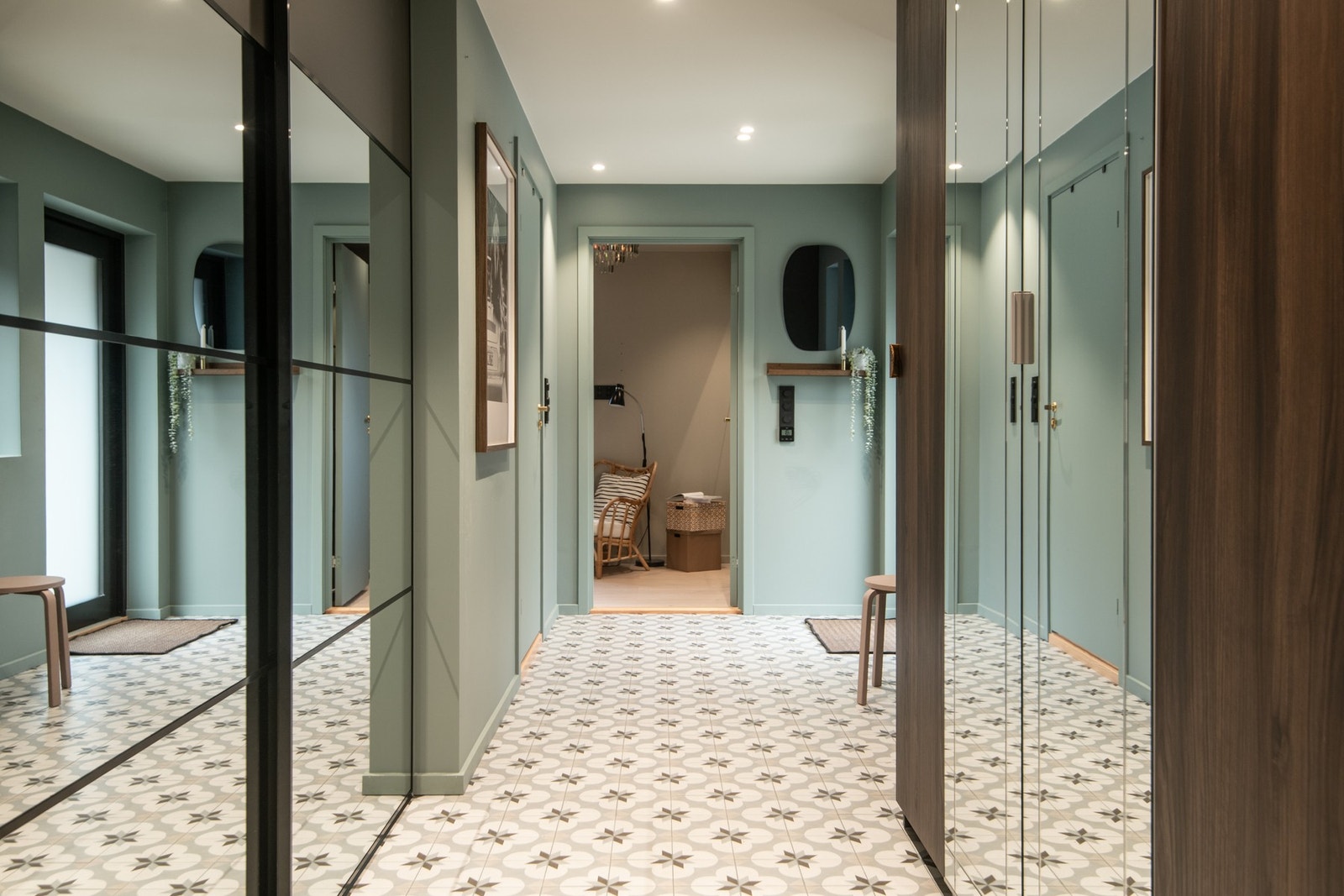 Gulvet er belagt med lekre fliser, veggene er malt i delikate toner, og downlights i himlingen gir et moderne og behagelig lys. Galleribilde