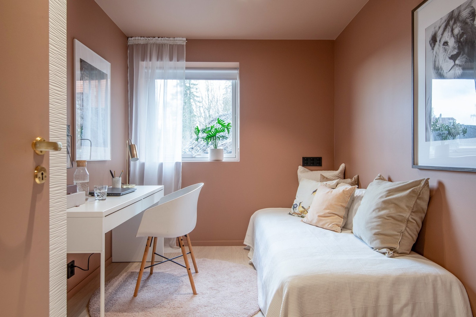 Ett av soverommene har garderobeskap. Galleribilde