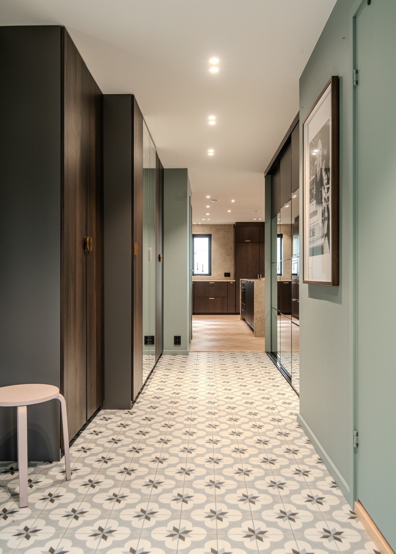 Her er det rikelig med oppbevaringsplass i flere garderobeskap. Galleribilde