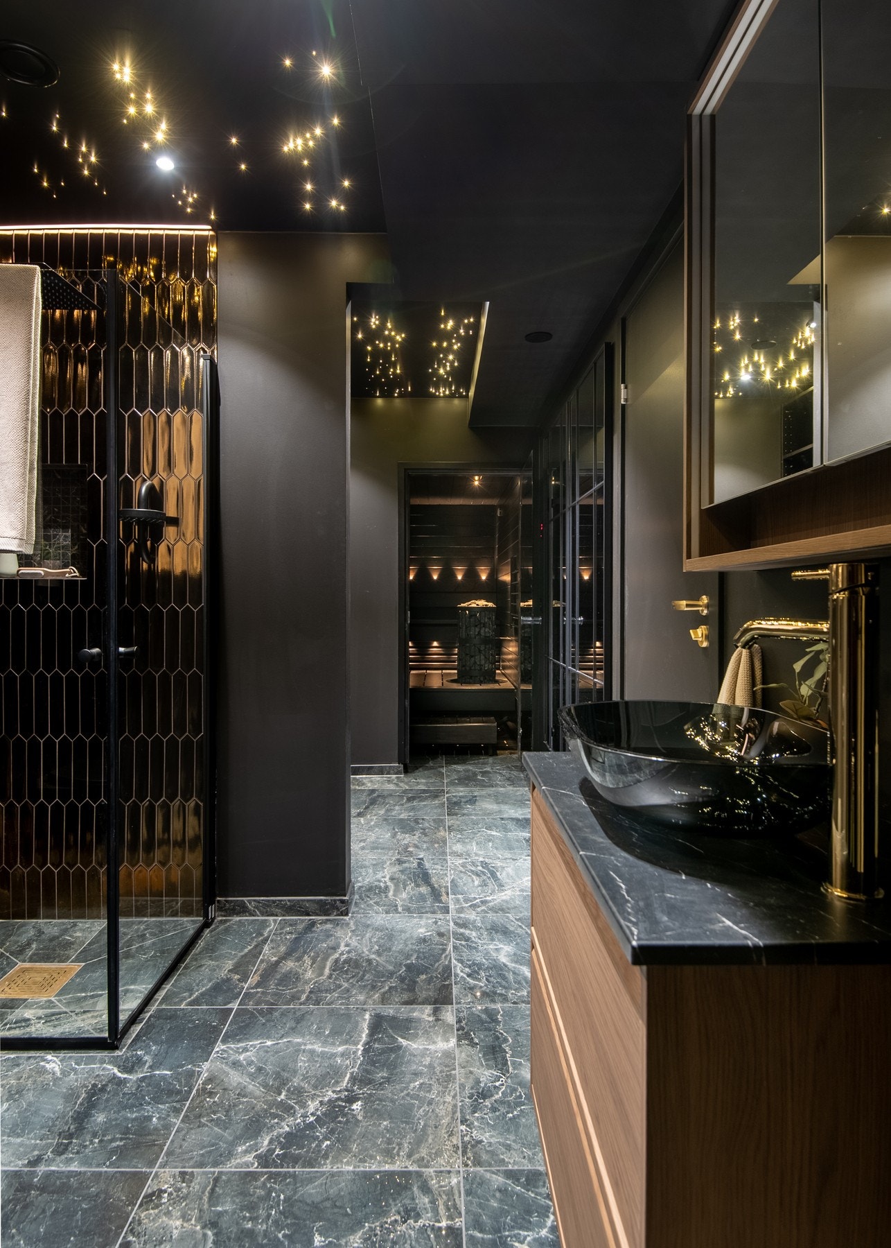 Rommet knytter sammen teknisk rom, bad, vaskerom og badstue. Galleribilde