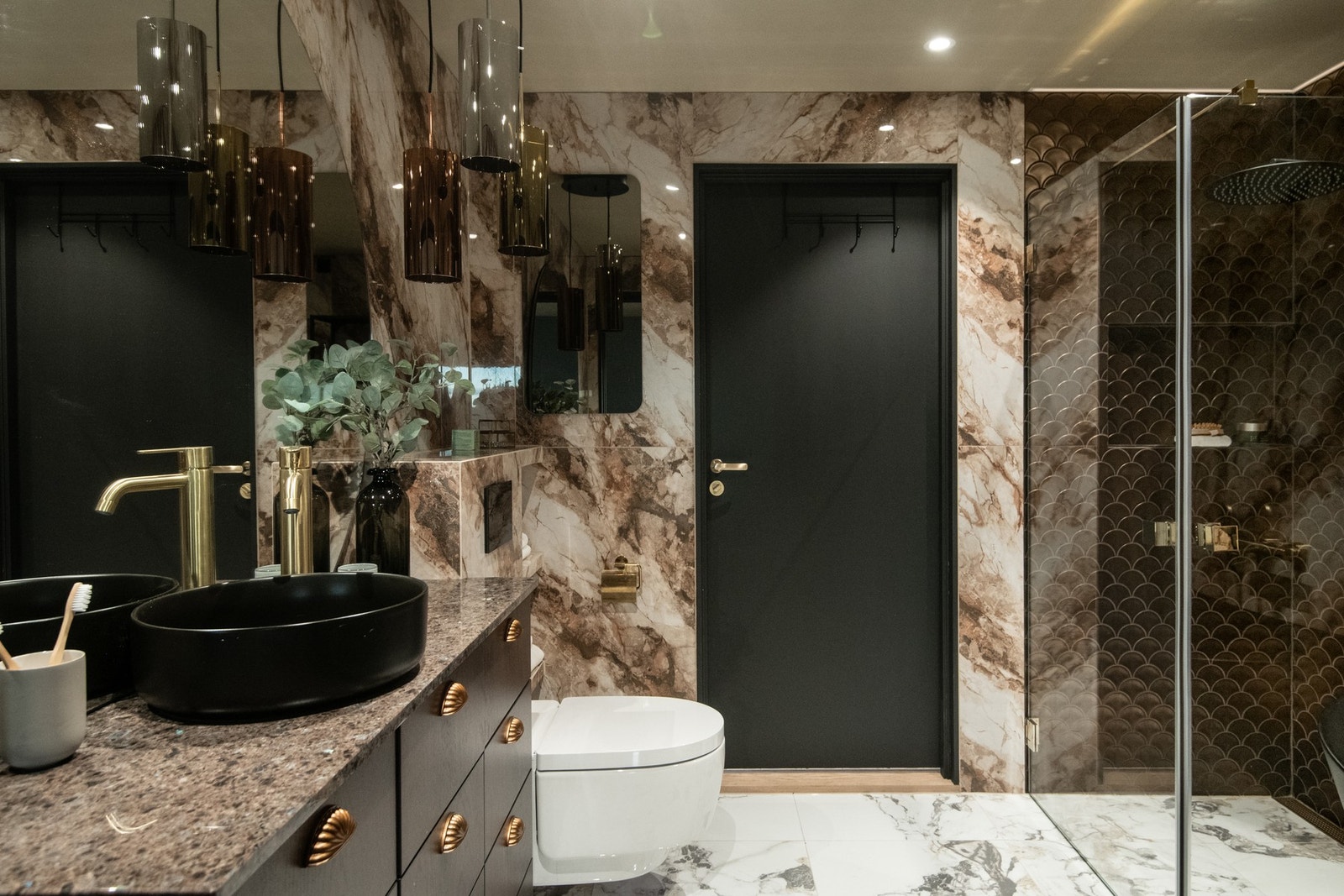 Badet i 1. etasje er totalrenovert i 2025 og holder en høy og moderne standard. Galleribilde