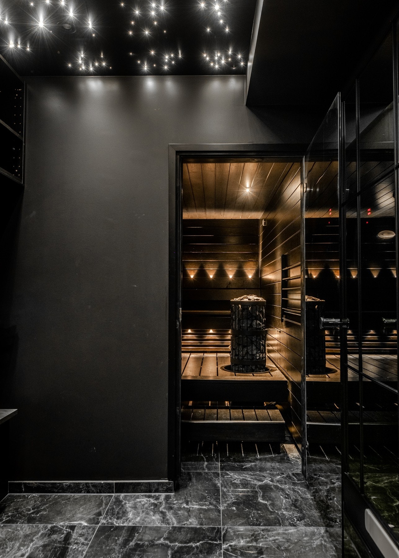 Fra badet er det adkomst via glassdør til en innbydende badstue. Galleribilde