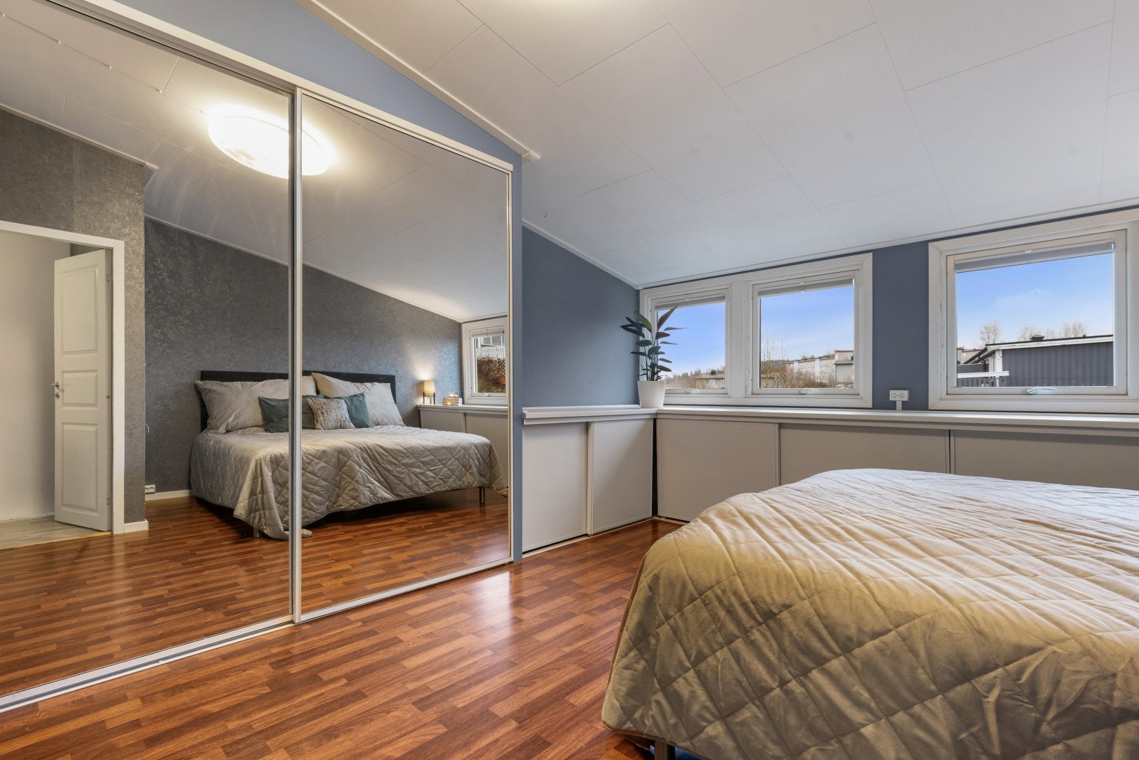 Soverom I - Rommet var opprinnelig to separate soverom, og ved behov for ekstra soveplass kan man tilbakeføre til to rom Galleribilde