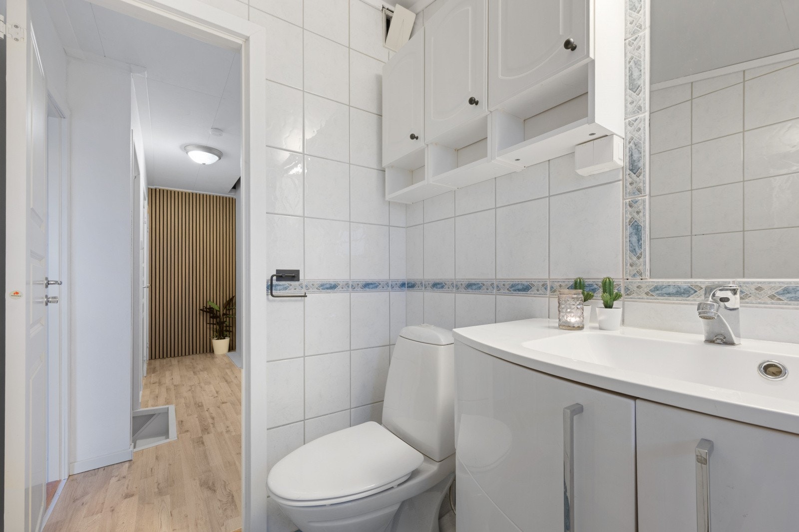 Badet er utført med flislagte overflater og gulvvarme Galleribilde