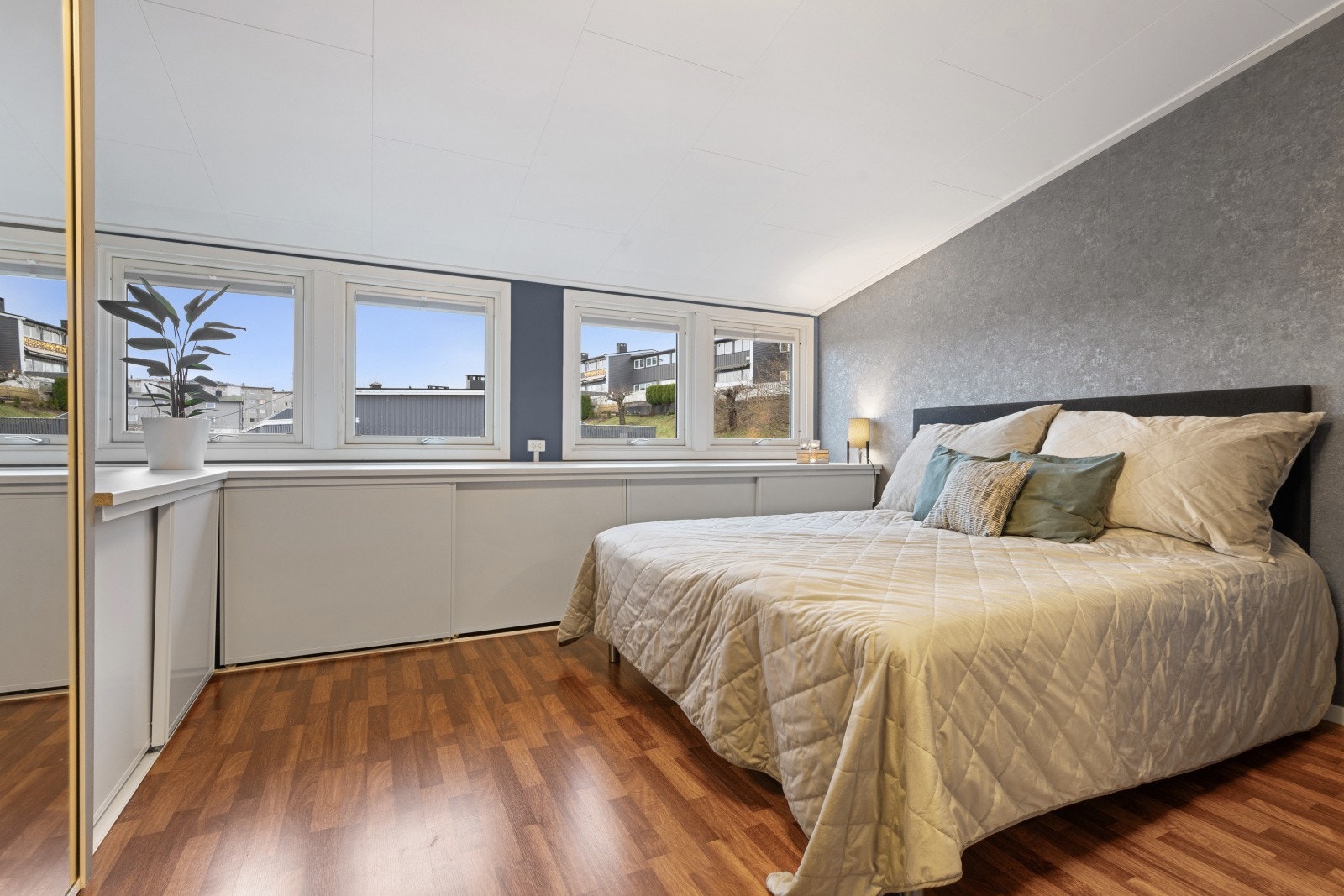 Soverom I - Hovedsoverommet byr på god plass til dobbeltseng og har rikelig med oppbevaringsplass skjult bak skyvedører Galleribilde