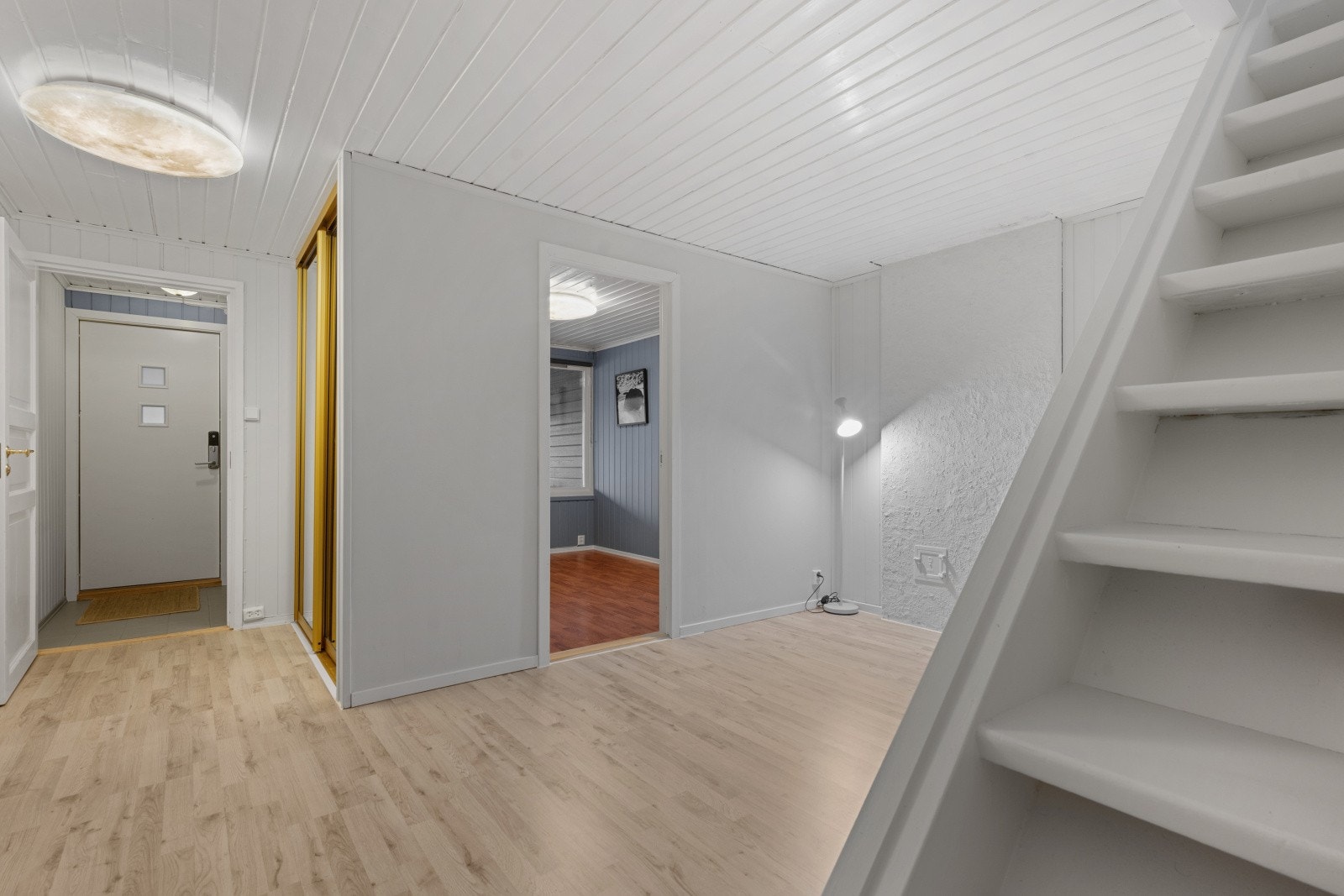 Gangen i underetasjen er utstyrt med skyvedørsgarderobe - Kroken mellom trappa og soverommet og kan man bruke til feks. hjemmekontor eller lesekrok Galleribilde