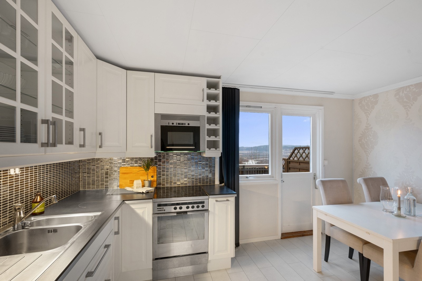 Hvitevarene medfølger og består av komfyr, oppvaskmaskin og side-by-side skap kjøl/frys Galleribilde