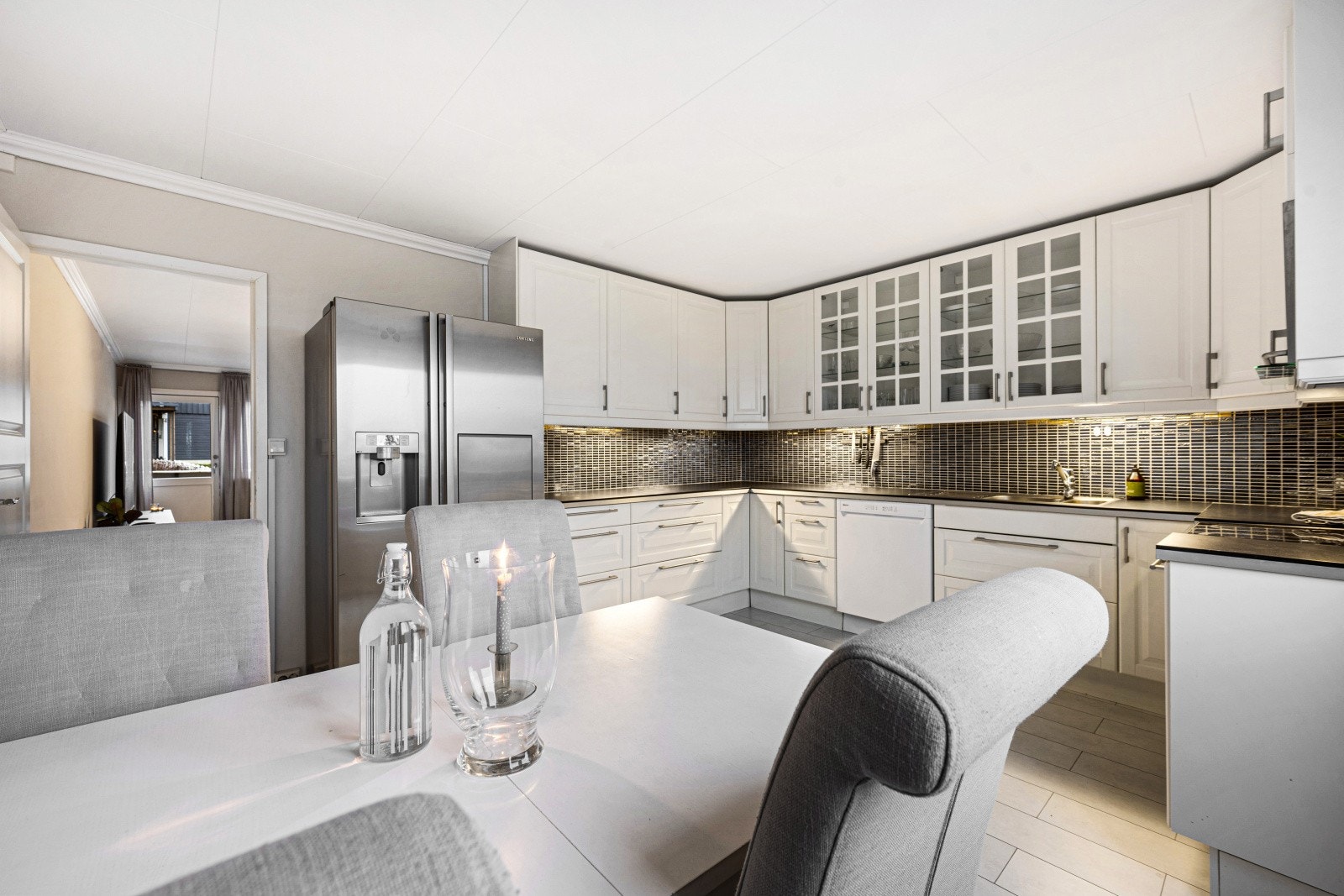 Kjøkkenet er separat og såpass romslig at du fint får plass til spisegruppe Galleribilde