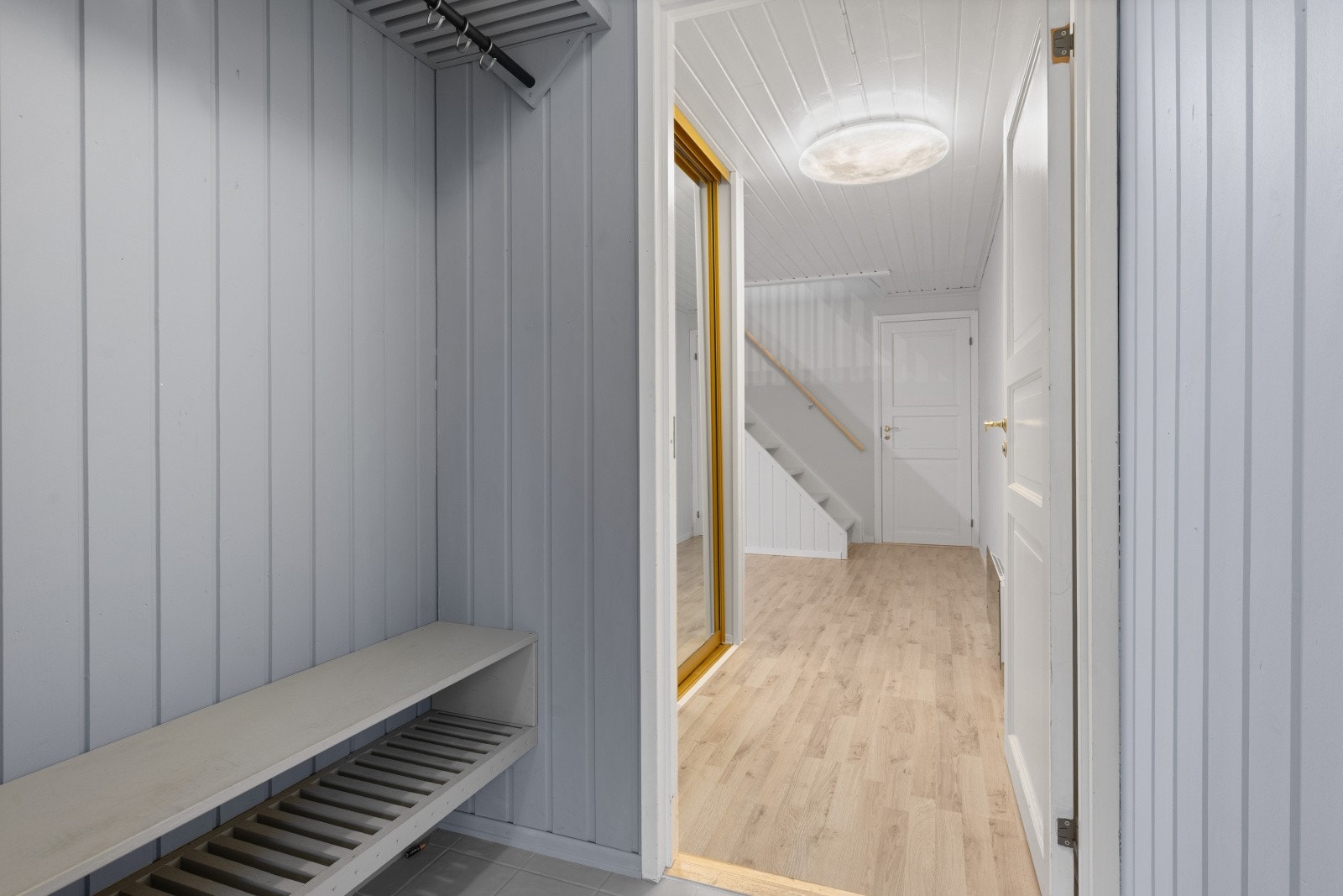 Du ønskes velkommen inn i en hyggelig entrè utstyrt med plassbygget skohylle og hattehylle m/klesstang Galleribilde