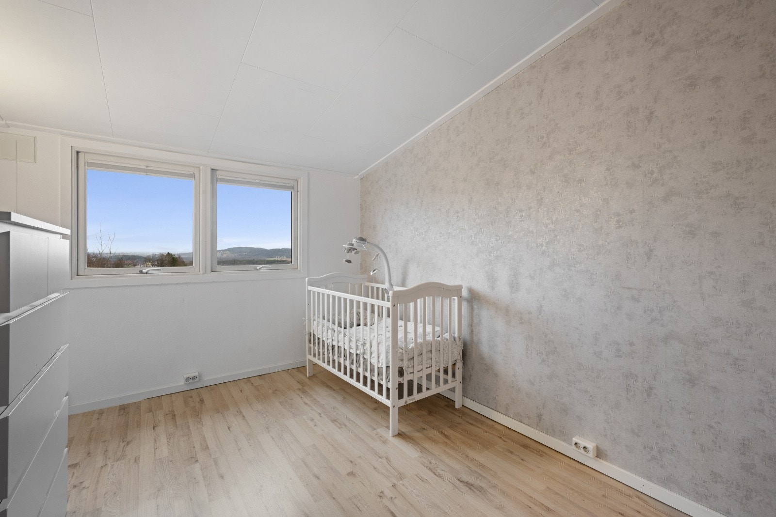 Soverom II - Det andre soverommet er utført i lyse fargetoner og passer utmerket som barnerom Galleribilde