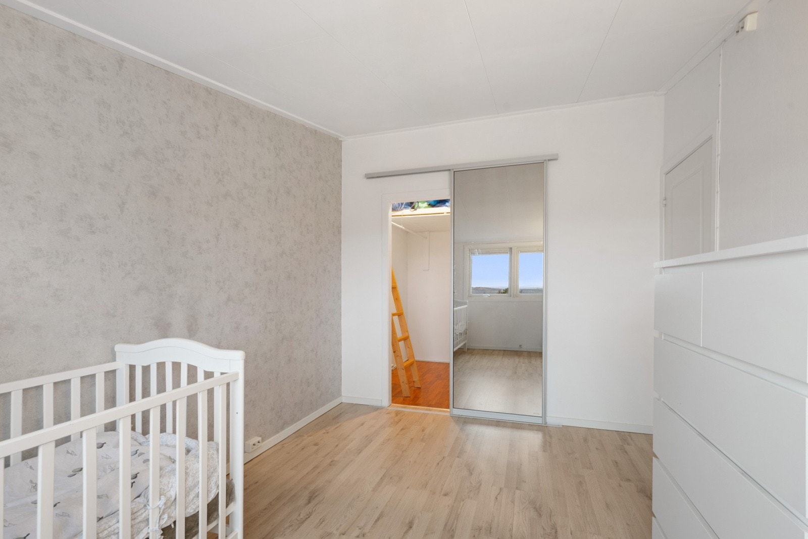 Soverom II - Herfra er det tilgang til walk-in garderobe via skyvedør Galleribilde