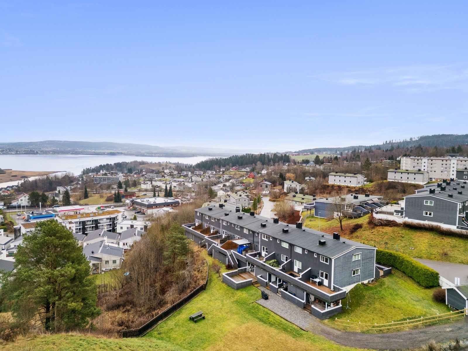 Boligen er del av Bråten II Boligsameie, som ligger svært barnevennlig plassert i Fjerdingby med nærhet til det meste av servicetilbud man behøver i hverdagen Galleribilde