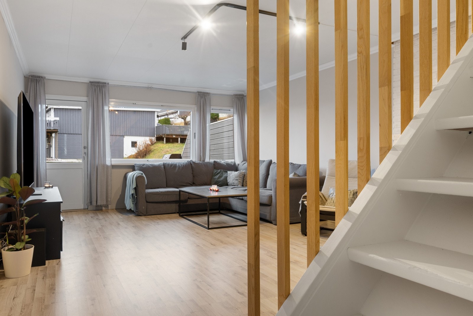 Stue og kjøkken ble oppgradert i 2025 med nytt laminatgulv og oppmalte vegger Galleribilde