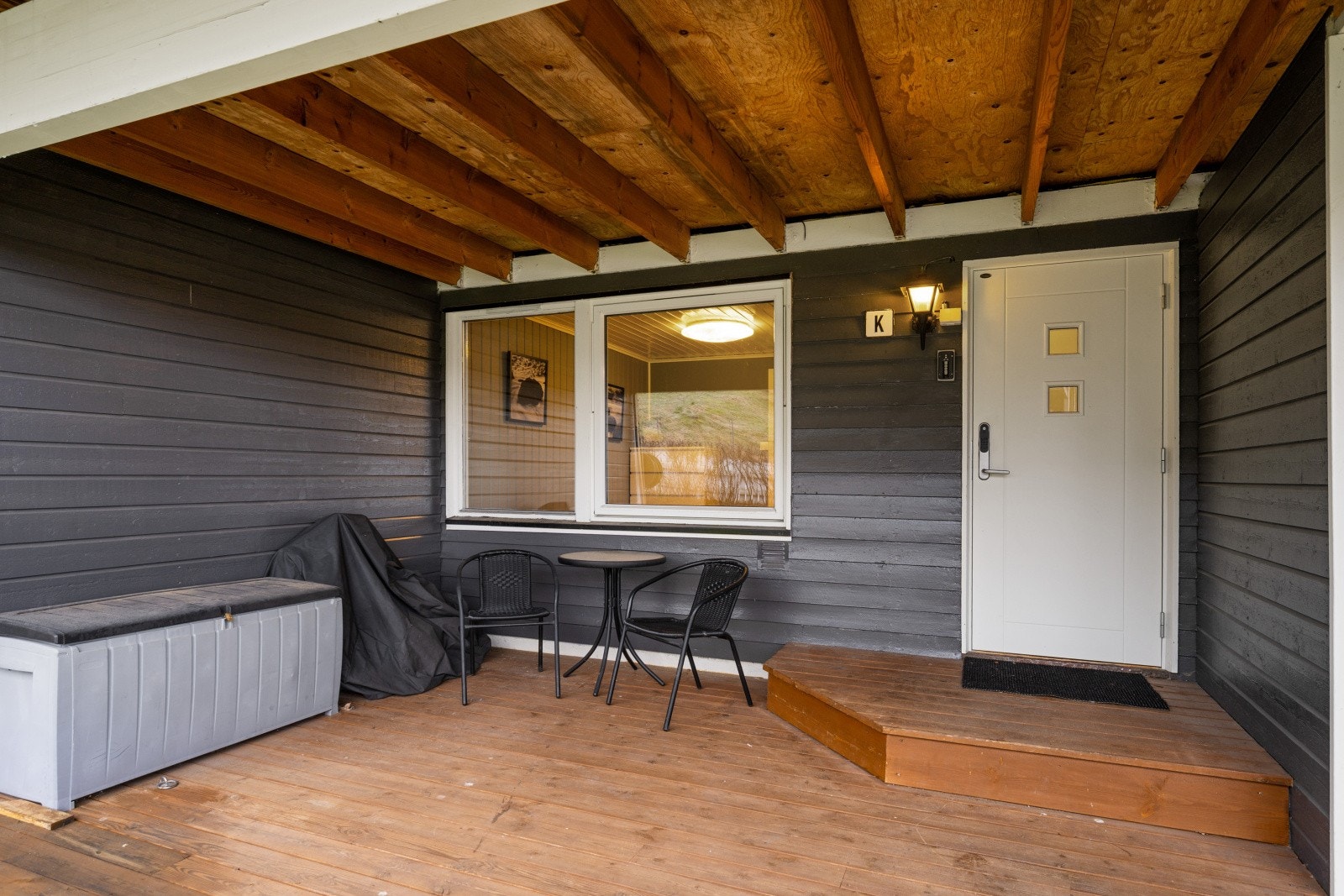 Inngangspartiet gir god plass til utemøbler og oppbevaring - Inngangsdøren av kodelås som gir nøkkelfri tilgang Galleribilde