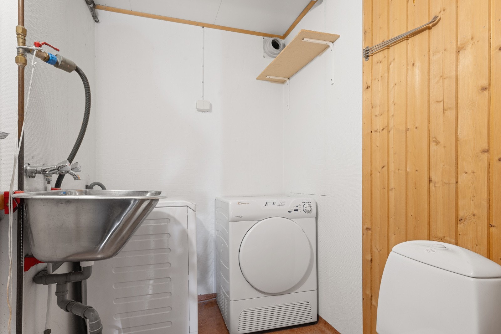 Vaskerommet har en enkel standard med vinylgulv - Her er det toalett, utslagsvask og opplegg for vaskemaskin/tørketrommel Galleribilde