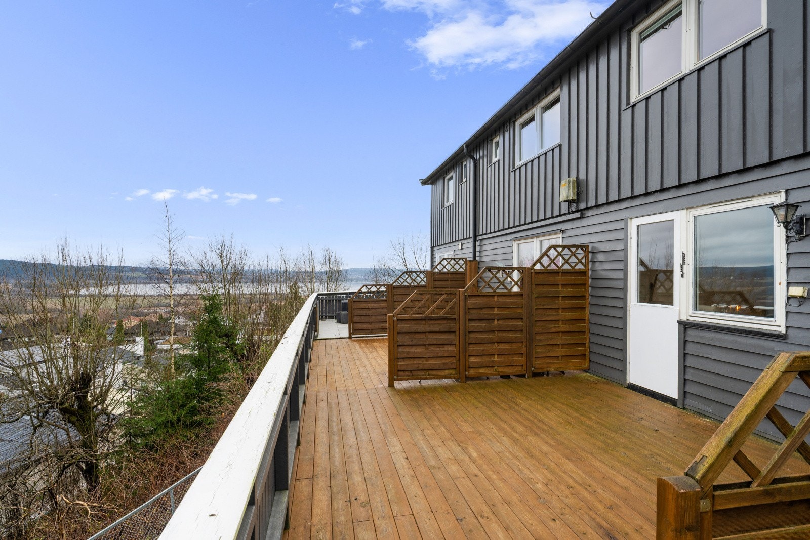 Utenfor kjøkkenet er det en terrasse på ca. 17 kvm - Legg spesielt merke til usikten! Galleribilde