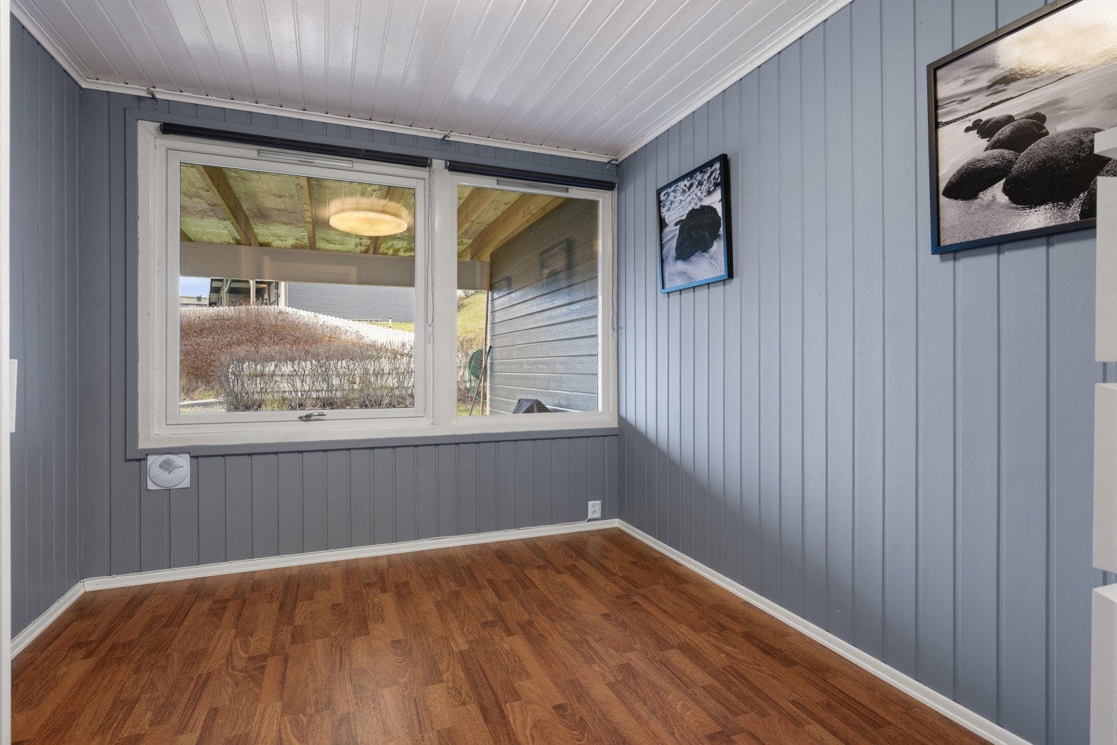 Soverommet er malt i en lun blåtone og er perfekt som gjesterom eller soverom for ungdommen i huset Galleribilde