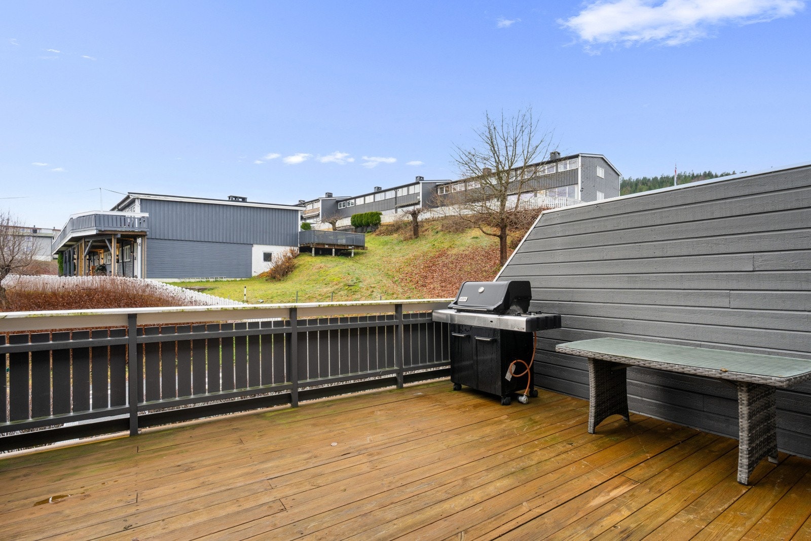 Det er levegg på begge sider som gjør balkongen lunere og mer usjenert Galleribilde