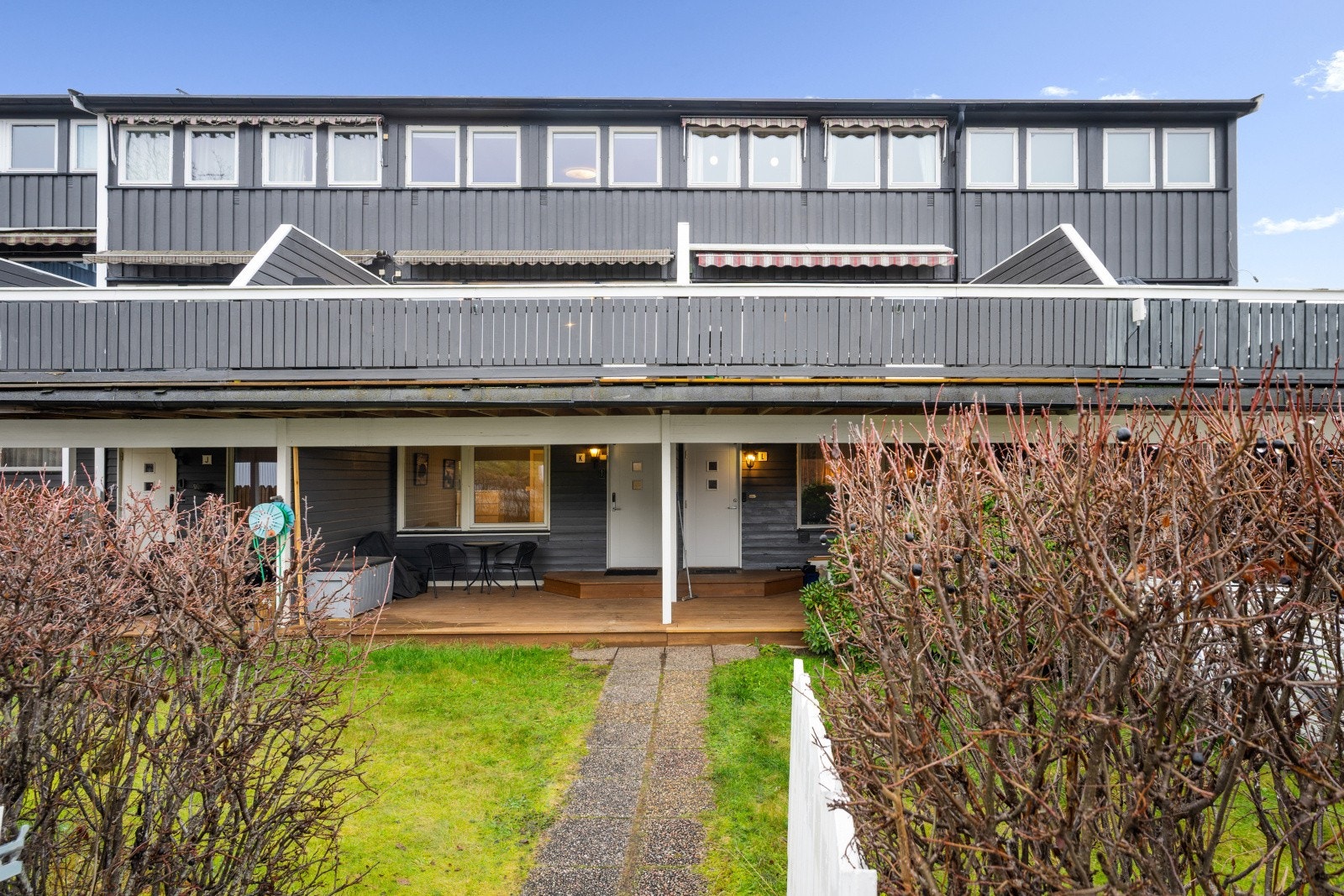 Det er adkomst fra offentlig vei og parkering i tilhørende garasje (garasjerekke) like ved - Inngangspartiet er plassert i underetasjen og er overbygget med en liten hageflekk utenfor Galleribilde