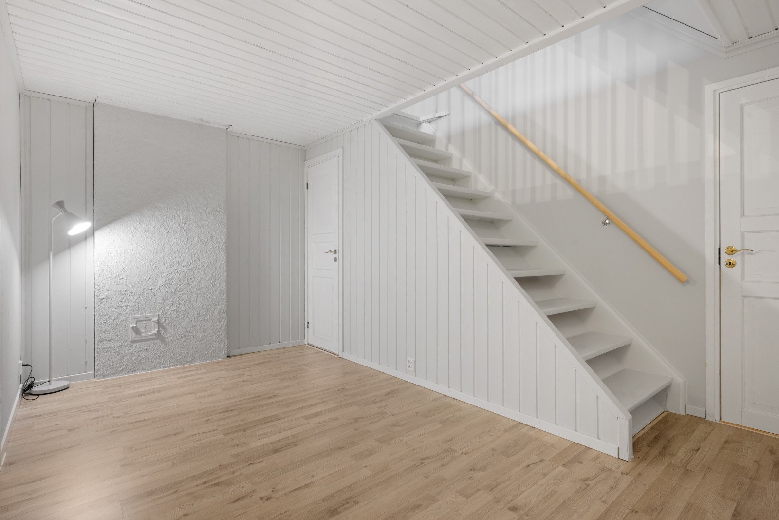 Videre kommer du inn i en romslig hall med adkomst til soverom, vaskerom og boder - Herfra går det også trapp opp til hovedetasjen Galleribilde