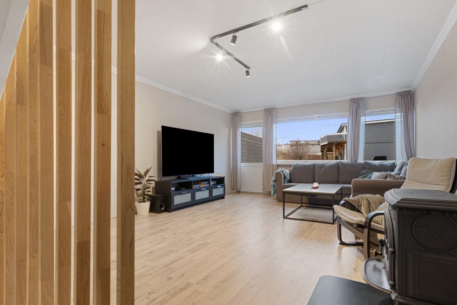 Stuen er møbleringsvennlig utformet med god plass til stor sofa med tilhørende bord og TV-benk Galleribilde