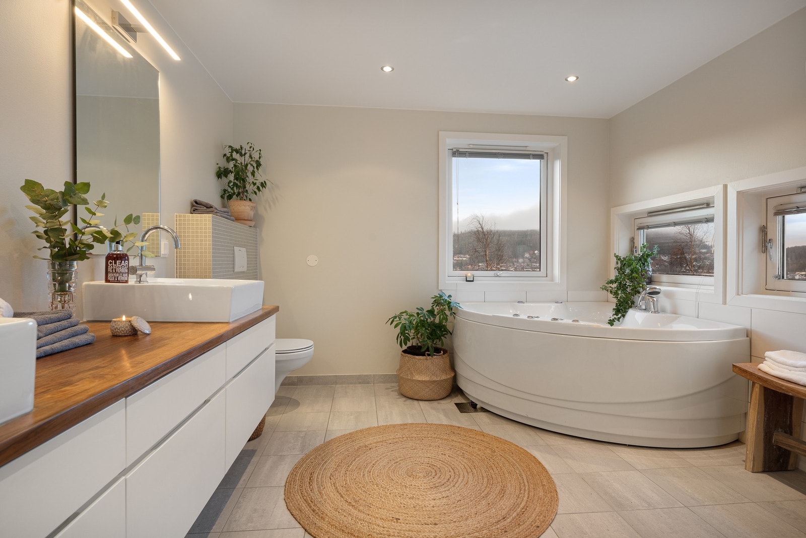 Baderommet oppleves romslig og har et stort jacuzzi, samt vindu for enkel utlufting. Galleribilde