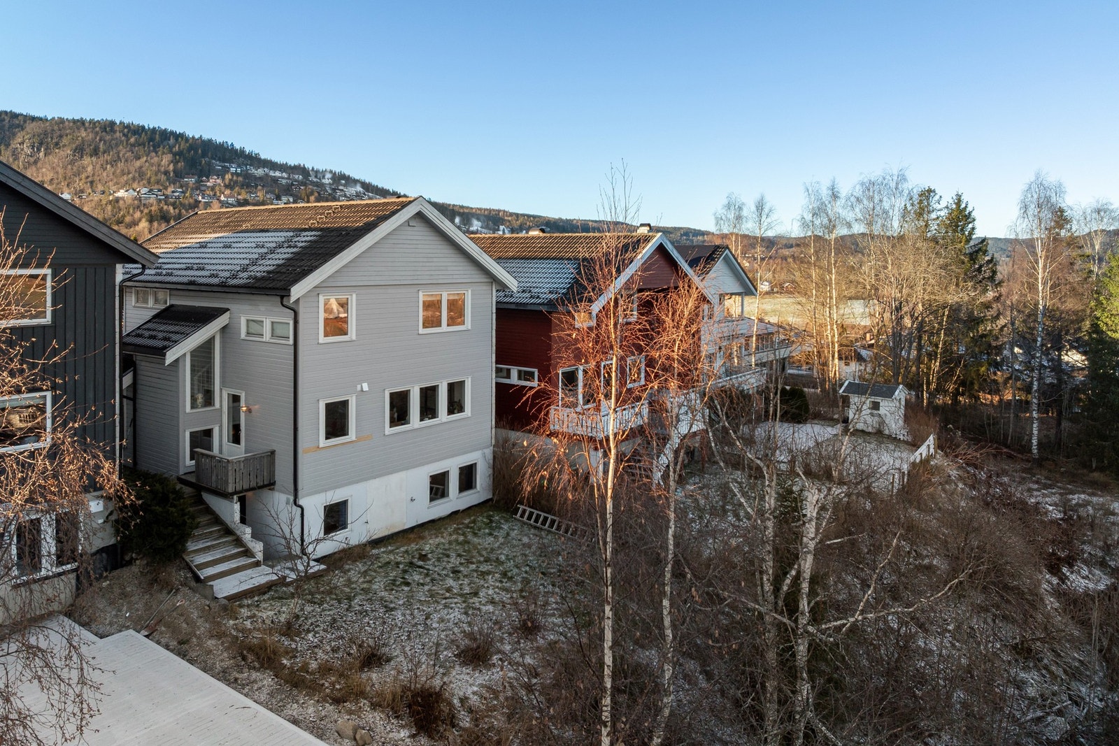 Det er også en mindre hage på baksiden av boligen Galleribilde