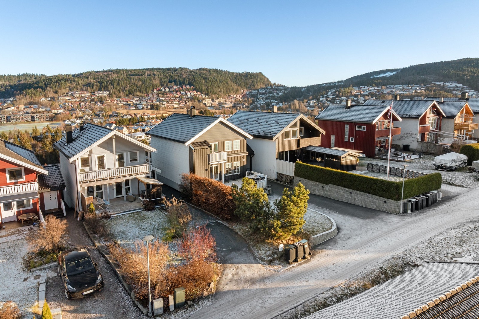 Det er pent opparbeidet tomt, med terrasseområde, hage og gårdsplass med biloppstilling Galleribilde