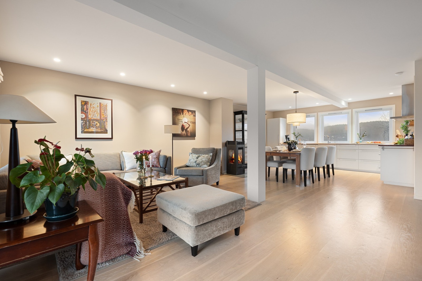 Fra entreen er det ankomst til et åpent og fint oppholdsrom med stue og kjøkken i åpen løsning Galleribilde