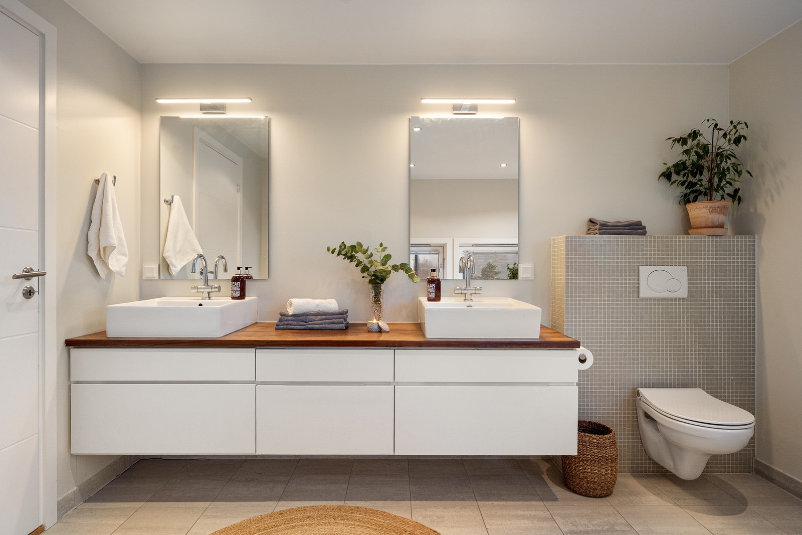 Pent baderom fra 2006 med bl.a dobbel servant og vegghengt toalett. Galleribilde