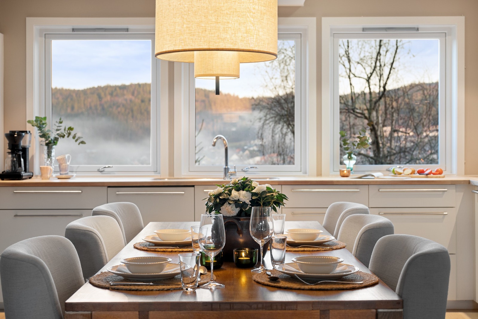 Nydelig utsikt fra kjøkkenvinduet Galleribilde