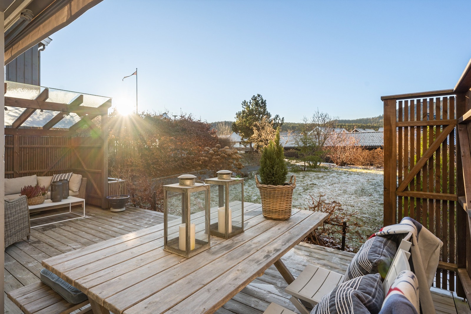 Skjermet og solrik uteplass med overgang til hage Galleribilde