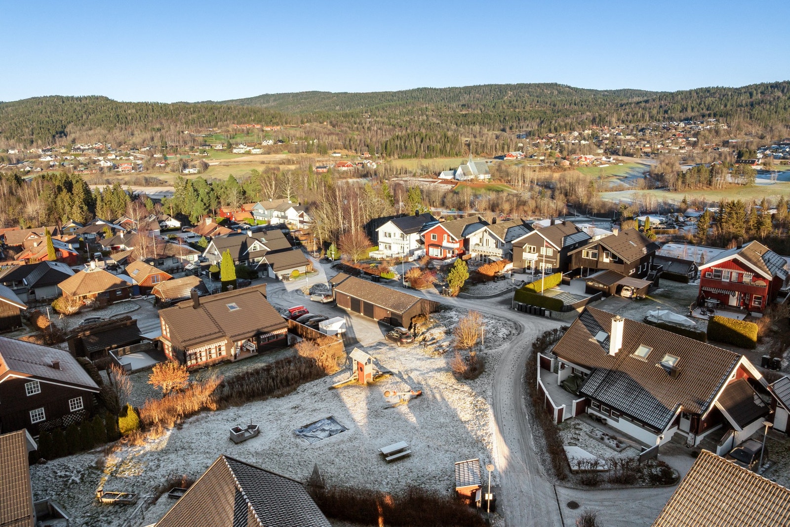 I tillegg til parkering på gårdsplass medfølger det en garasjeplass i felles garasjerekke Galleribilde