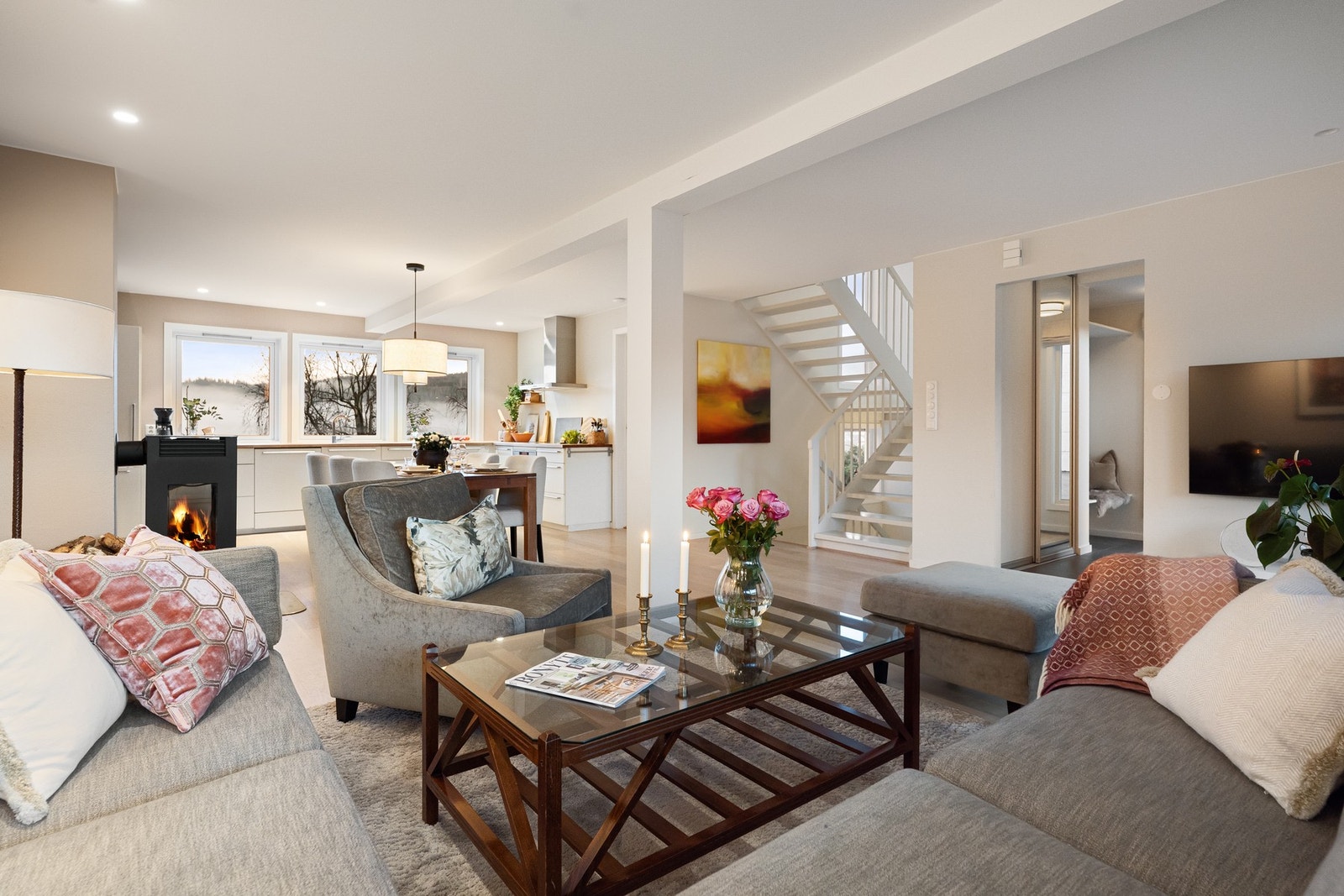 Boligen er utstyrt med peisovn som gir godt med varme på kalde vinterdager Galleribilde