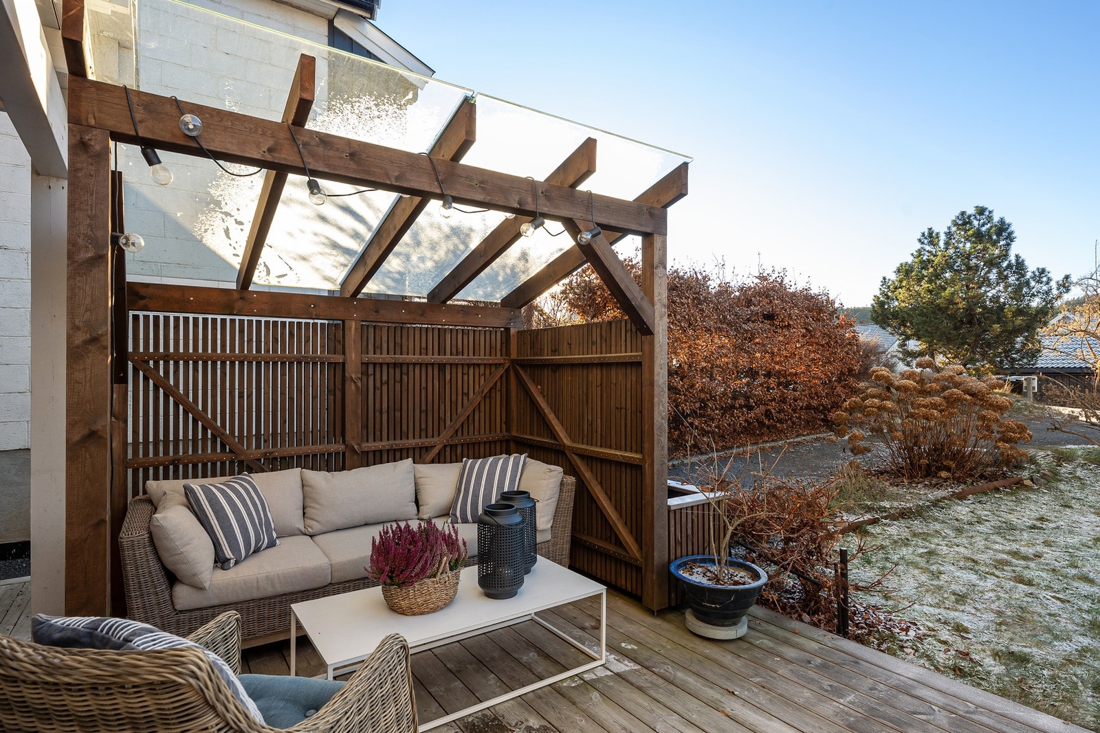 Det er bygget pergola som gir en koselig sitteplass Galleribilde