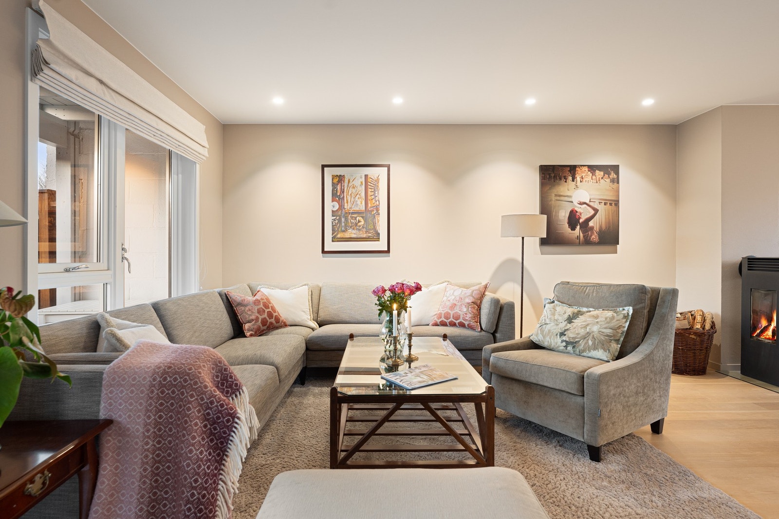 Rommet har en gjennomgående planløsning som gir rikelig med lys fra to sider. Galleribilde