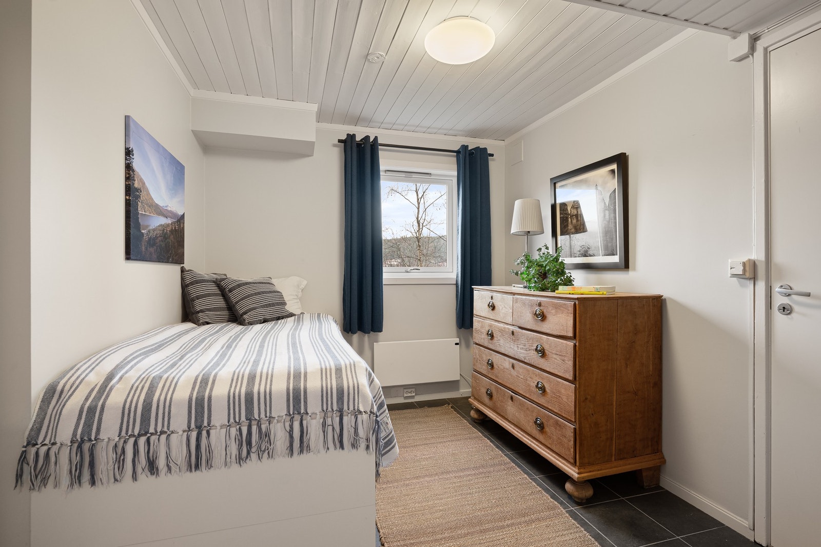 Innredet rom i kjeller benyttet som soverom (ikke bruksendret til varig oppholdsrom). Galleribilde