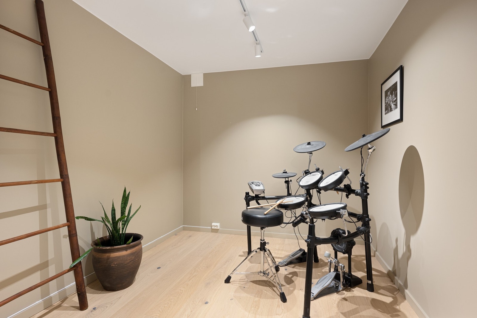 Bodrom i kjeller med mange bruksmuligheter Galleribilde